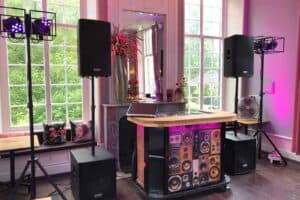 DJ set met geluidstechniek tot 250 personen, licht en geluid