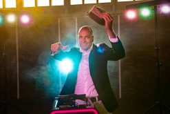 Mobiele DJ Spinkit boeken voor de beste prijs bij Artist Bookings