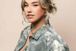 Portret van jonge vrouw met blonde haar en casual stijl voor artist bookings.