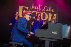 Just Like Elton Persfoto Op Piano