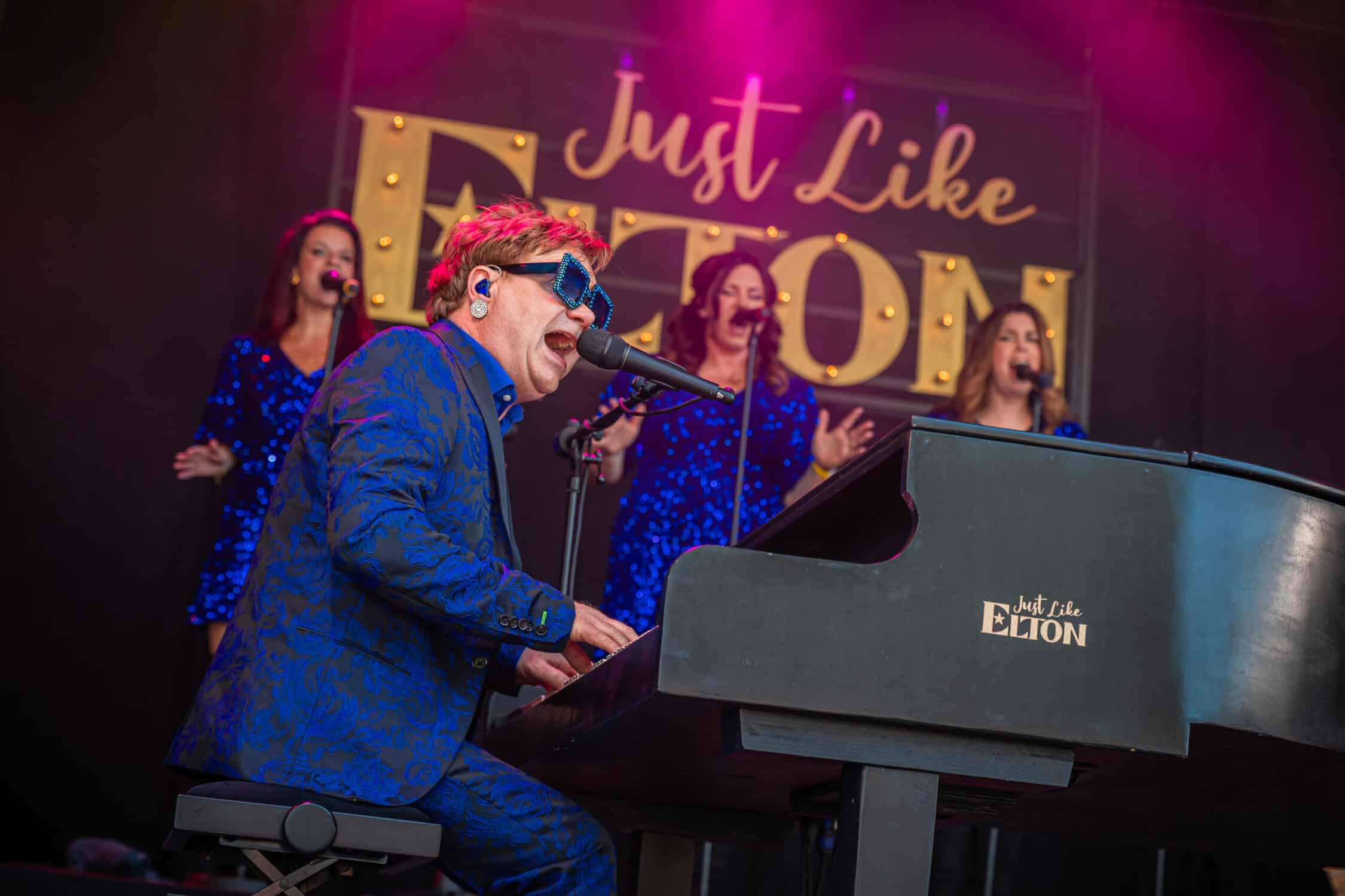 Just Like Elton Persfoto Op Piano